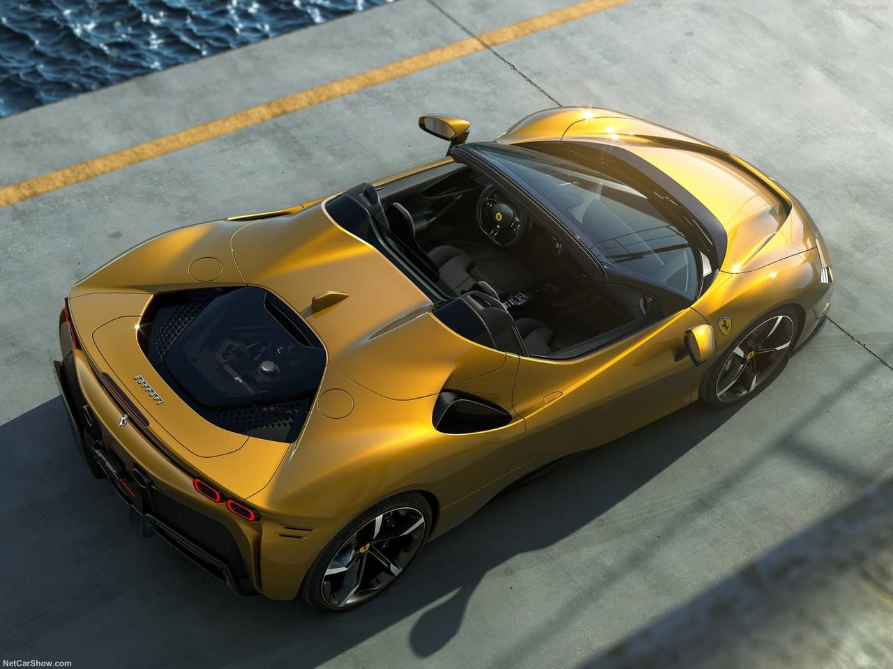 En conjunto, el motor a gasolina y las unidades eléctricas permiten que este superdeportivo genere unos impresionantes 
<b>986 caballos de fuerza y 590 lb-pie de torque</b>, suficientes para catapultarlo de 0 a 62 mph (100 km/h) en 2.5 segundos, de 0 a 124 mph (200 km/h) en 7 segundos y hasta las 211 mph (340 km/h) como velocidad máxima.