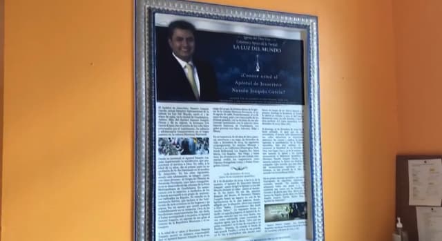 En la sede de la Pequeña Habana hay un cuadro con la foto y la biografía del líder.