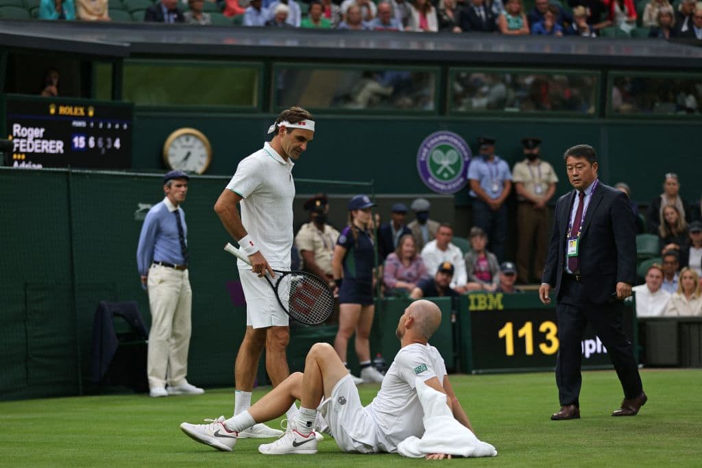Roger Federer avanzó en Wimbledon gracias a una lesión de su rival