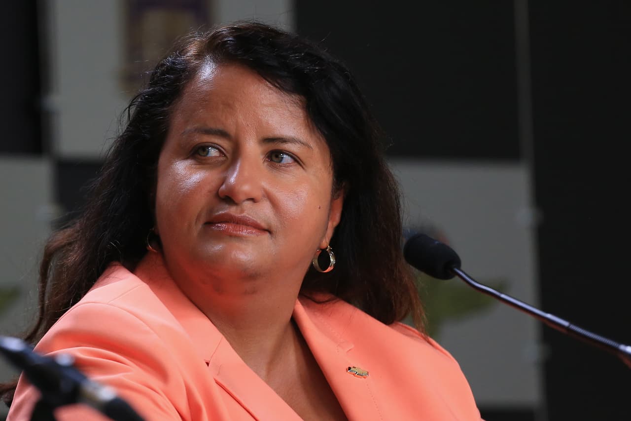 Colón ha trabajando con los pilotos Tony Stewart, Ryan Newman y Dale Earnhardt Jr. Bajo su cargo, Chevrolet ha obtenido 285 victorias, 11 campeonatos de pilotos y 14 campeonatos de fabricantes, según indica NASCAR en su página de internet.