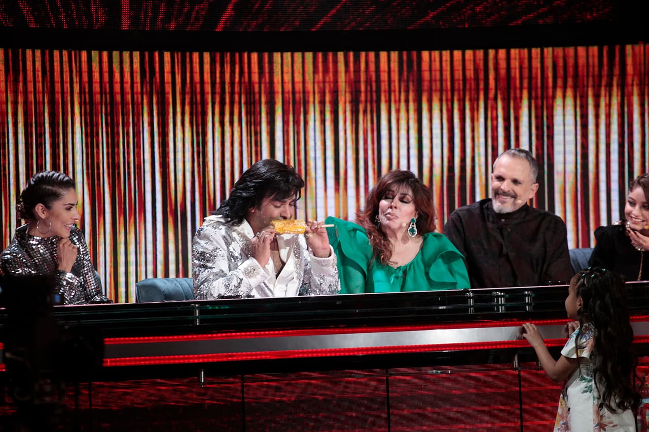 El ahora también bailarín y cantante aprovechó que el elote había llegado a sus manos y mostró cómo disfrutarlo.