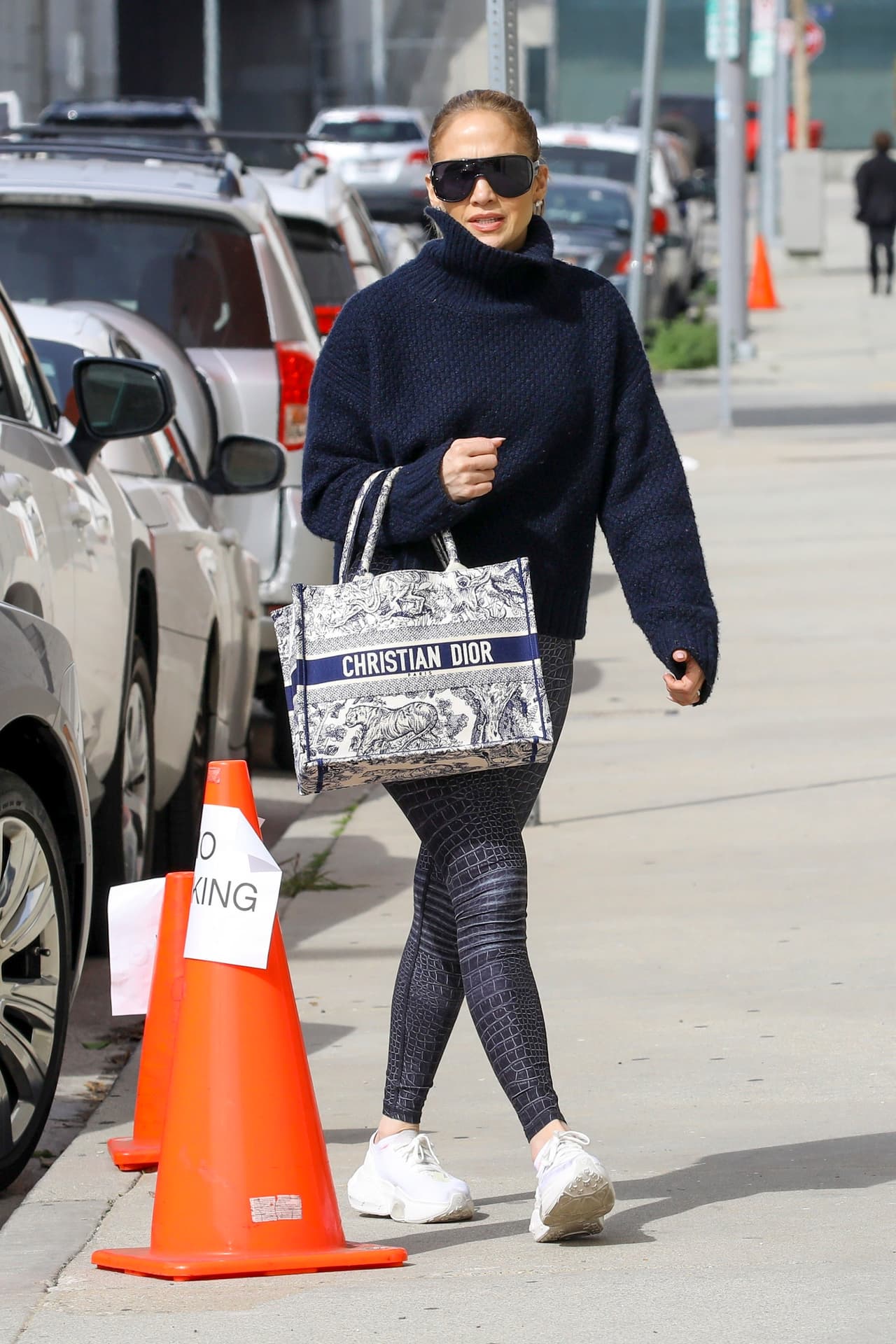 La protagonista de películas como 
<a href="https://www.vix.com/es-es/detail/video-4239047?utm_medium=internal_referral&utm_source=univision&utm_campaign=breaking_news&utm_content=ed_entertainment&utm_term=slideshow" target="_blank">‘Shall we dance?’, que puedes ver aquí en ViX</a>, además considera que “hay una correlación positiva entre el ejercicio y la salud mental”. 
<br>