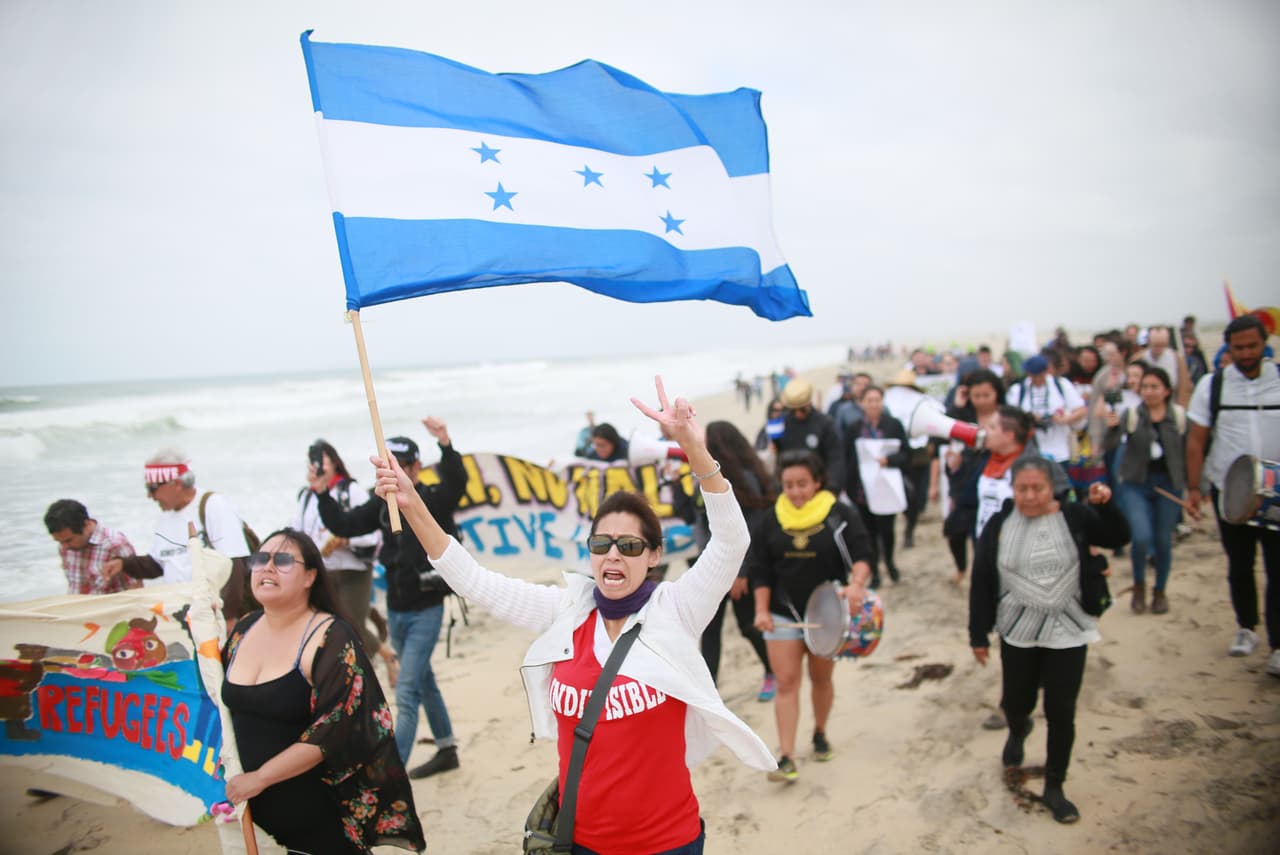 Activistas manifestaron en apoyo a la caravana del lado estadounidense. No estaba claro de inmediato si el grupo sería rechazado o si se les permitiría ingresar más tarde. Al anochecer, los cansados migrantes habían decidido acampar allí, aparentemente sin más que las escasas posesiones que traían consigo.