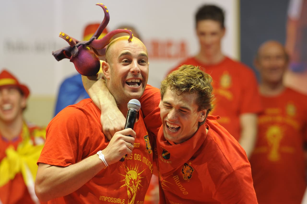 Desde la distancia pero sí como leve homenaje, los jugadores tuvieron una figura del pitoniso en el escenario de la fiesta.