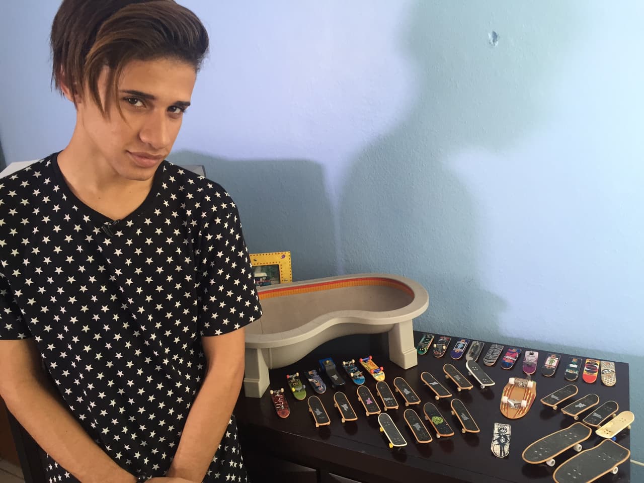 Nos colamos en la casa de Joshua and he let us in on a little secret: his mom is his number one fan.