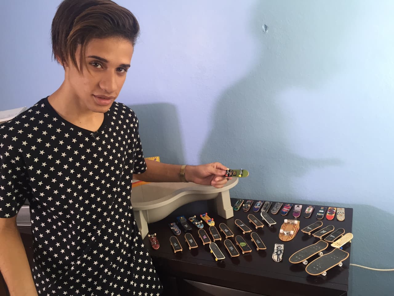 Nos colamos en la casa de Joshua and he let us in on a little secret: his mom is his number one fan.