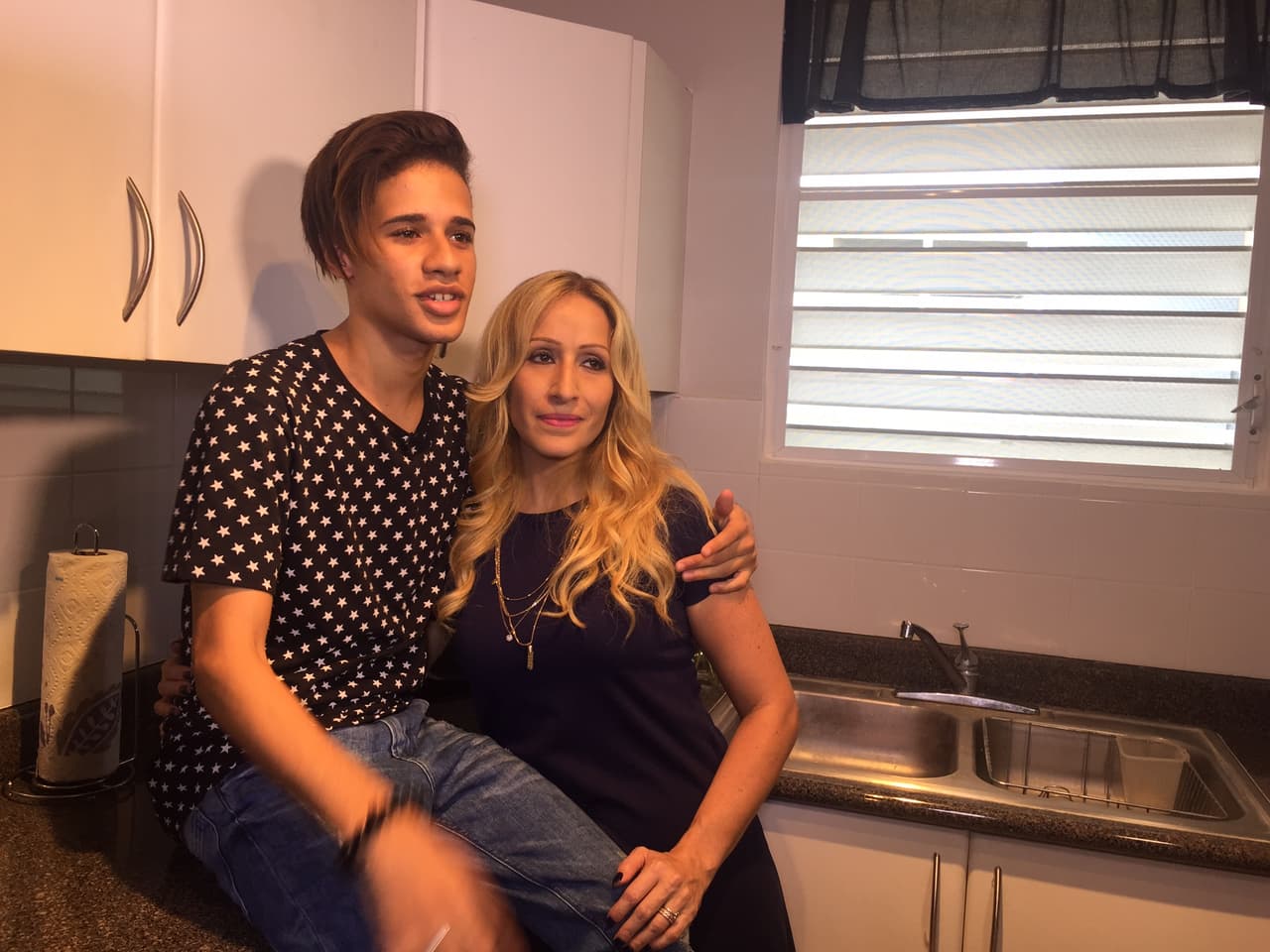 Nos colamos en la casa de Joshua and he let us in on a little secret: his mom is his number one fan.