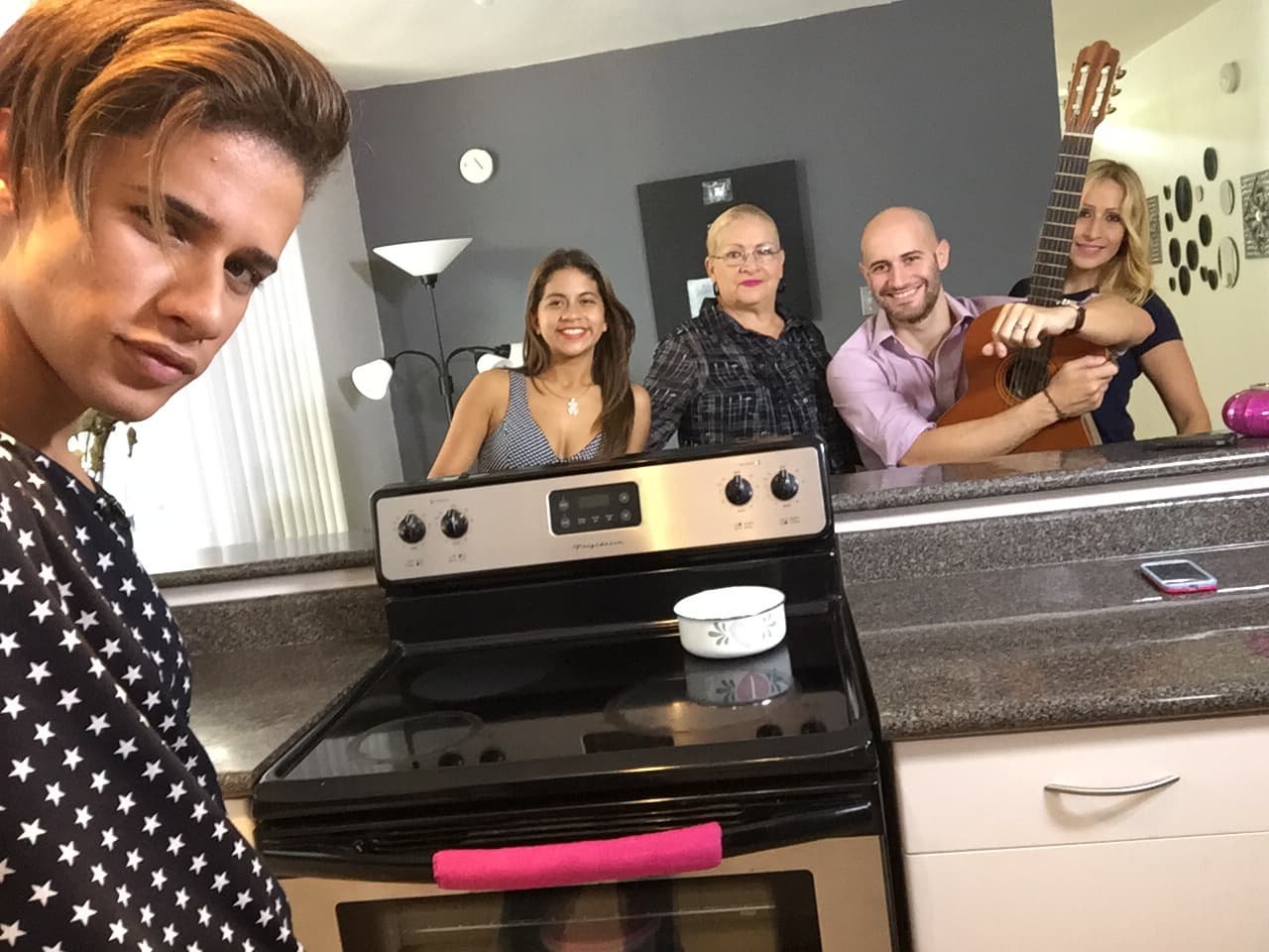 Nos colamos en la casa de Joshua and he let us in on a little secret: his mom is his number one fan.