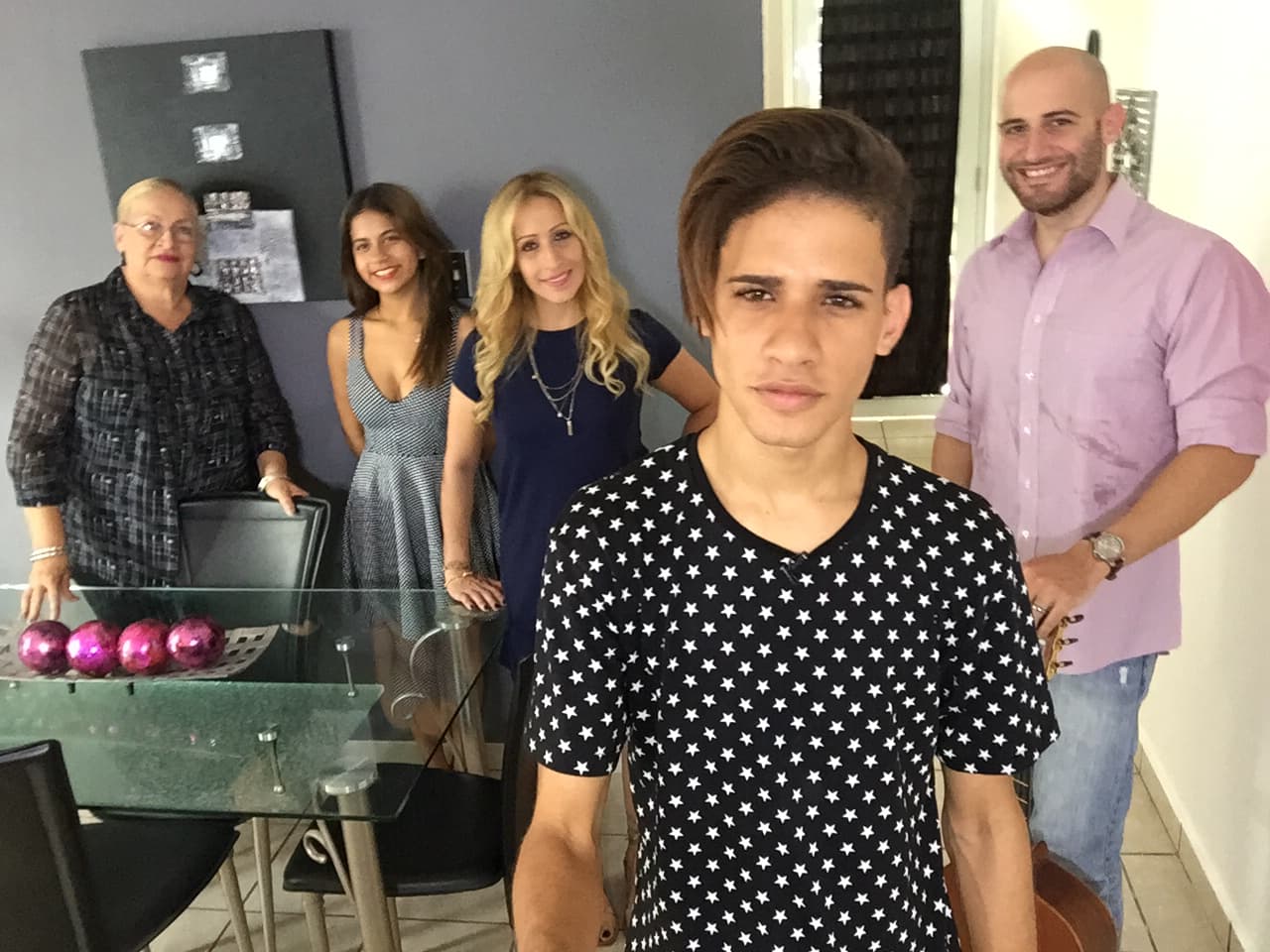 Nos colamos en la casa de Joshua and he let us in on a little secret: his mom is his number one fan.