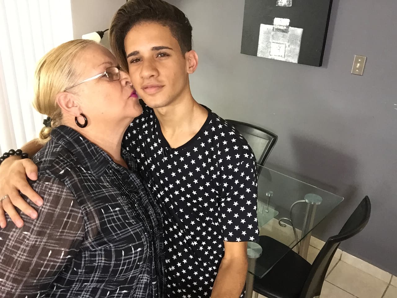 Nos colamos en la casa de Joshua and he let us in on a little secret: his mom is his number one fan.