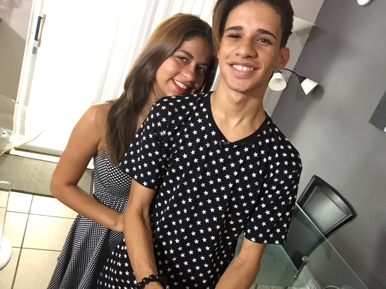 Nos colamos en la casa de Joshua and he let us in on a little secret: his mom is his number one fan.