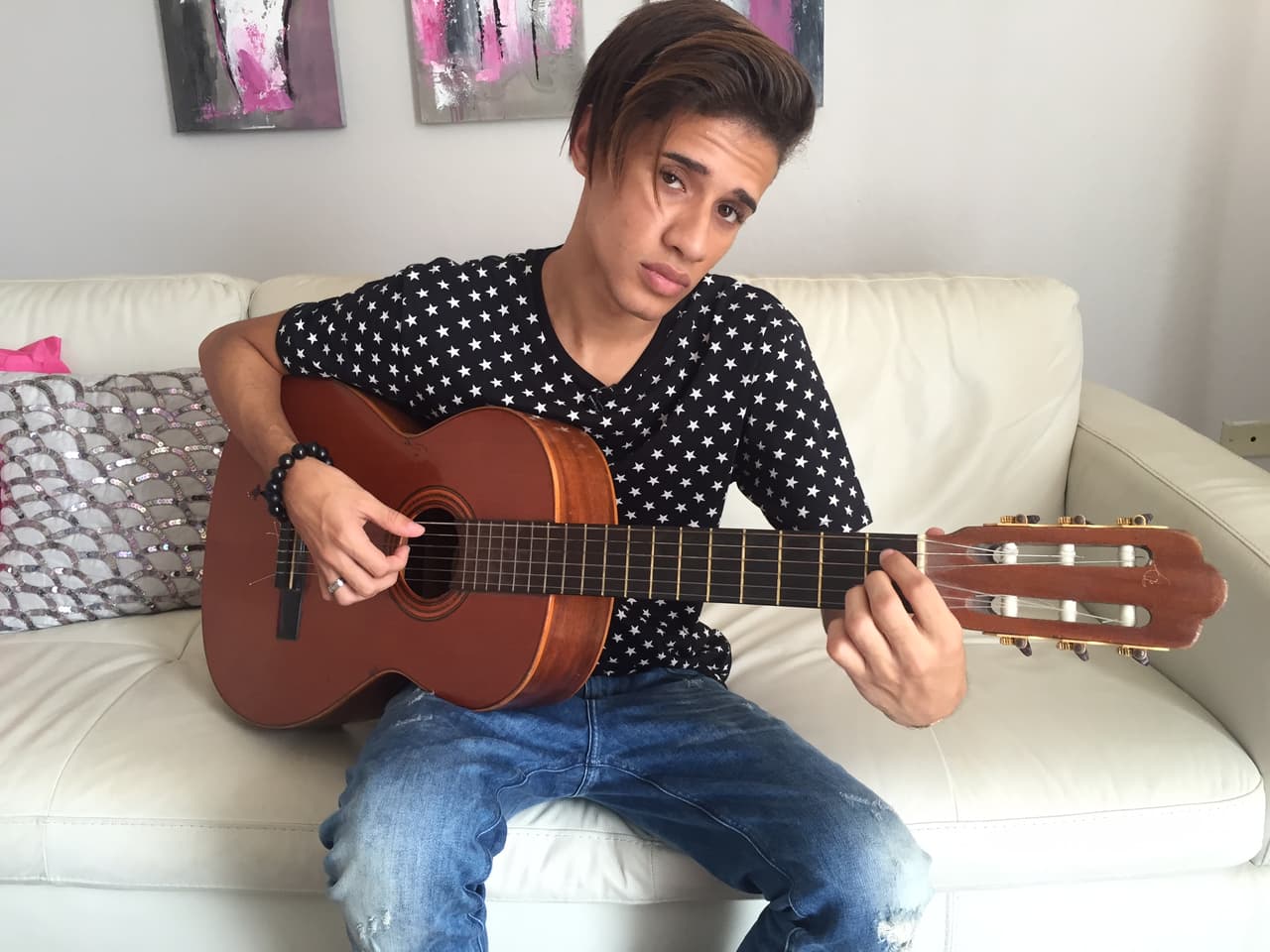 Nos colamos en la casa de Joshua and he let us in on a little secret: his mom is his number one fan.