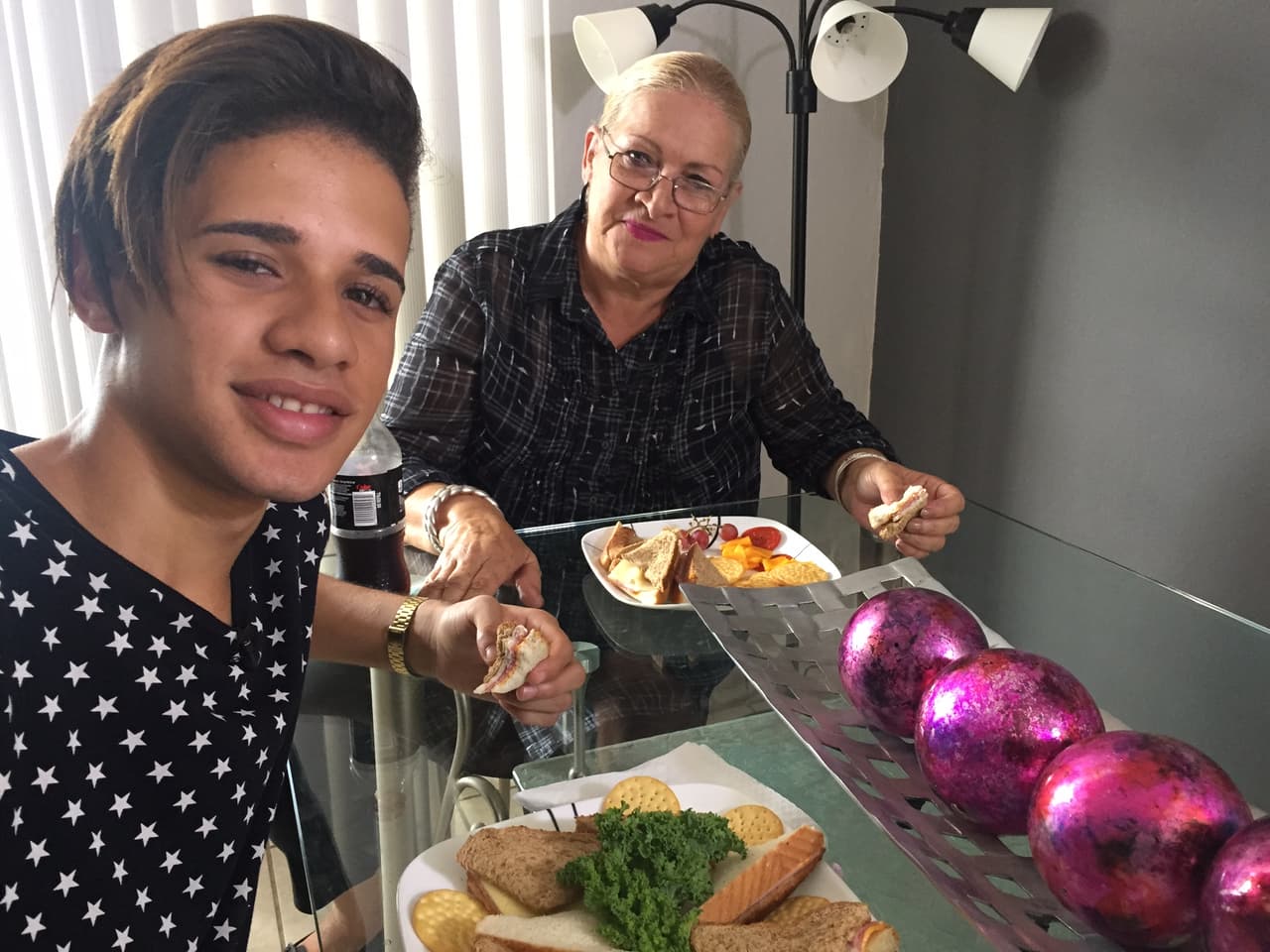 Nos colamos en la casa de Joshua and he let us in on a little secret: his mom is his number one fan.