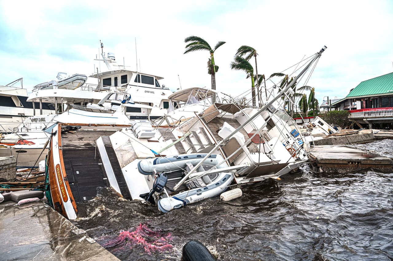 Decenas de botes fueron arrastrados por las marejadas y los vientos del huracán Ian, que golpeó la zona de Fort Myers como categoría 4. 
<br>
<br>
