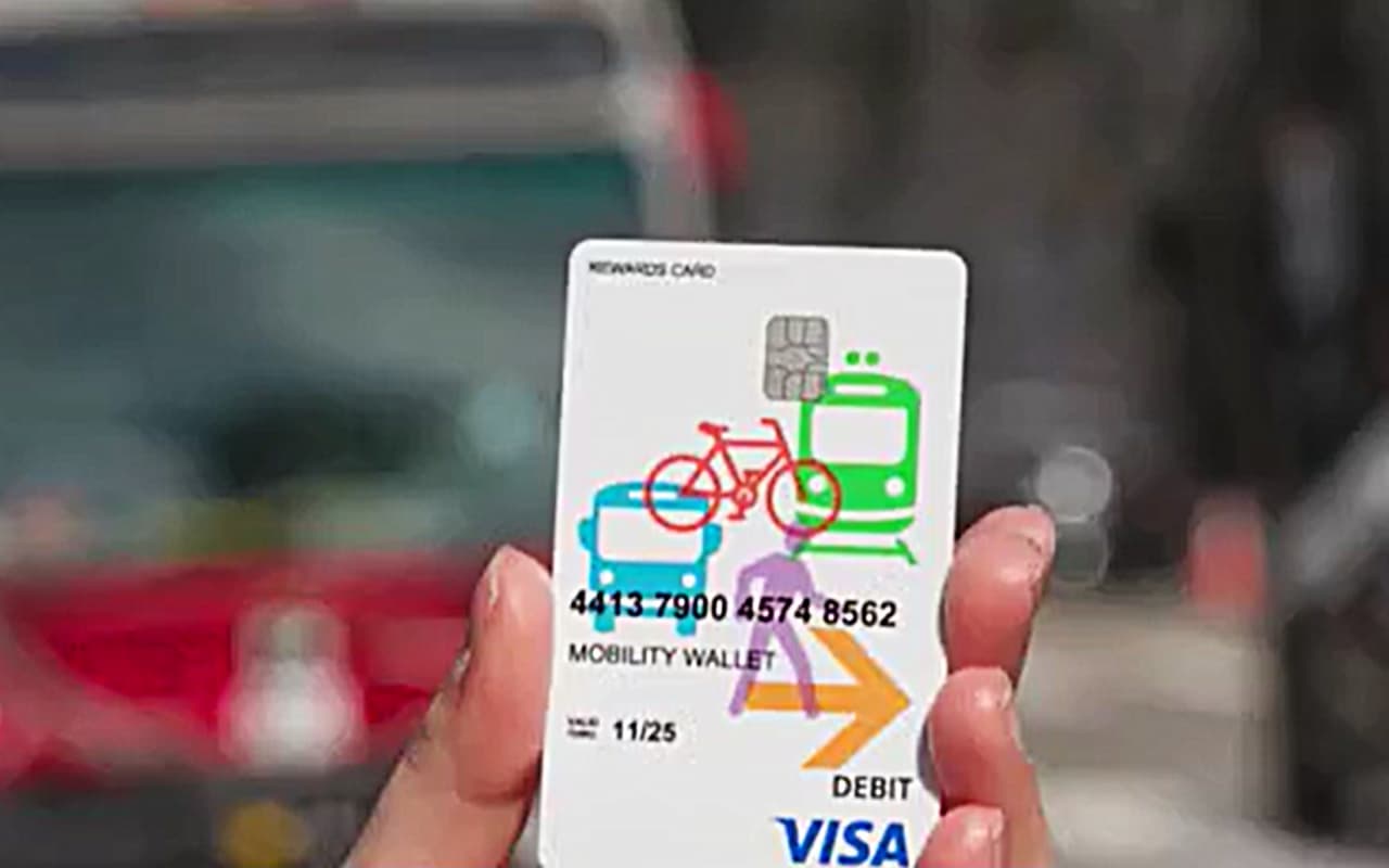 ¿Cómo puede obtener la ayuda de transporte público de casi 2 mil dólares en Los Ángeles?