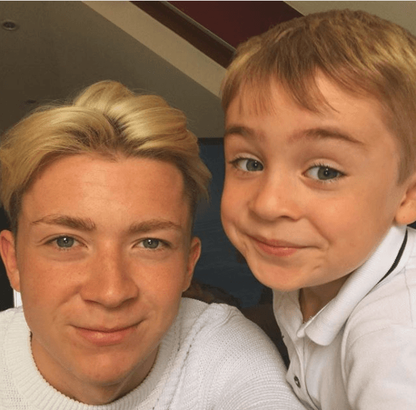 Oliver también preguntó: "¿sabes que dos hombres no pueden tener bebés propios?" Ante la pregunta, su pequeño hermano respondió: "Sí. Porque si es una niña y un niño, van a tener un bebé". Pero Oliver le hizo ver a Alfie que solo una madre puede cumplir ese deseo.