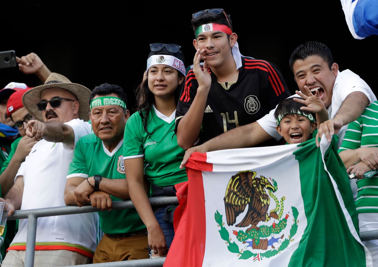 El domingo, para cerrar la primera jornada, unas 53,000 personas llegaron al Qualcomm Stadium de San Diego para ver el México-El Salvador que ganaron 3-1 los mexicanos, y registraron la asistencia más numerosa del torneo hasta la fecha.