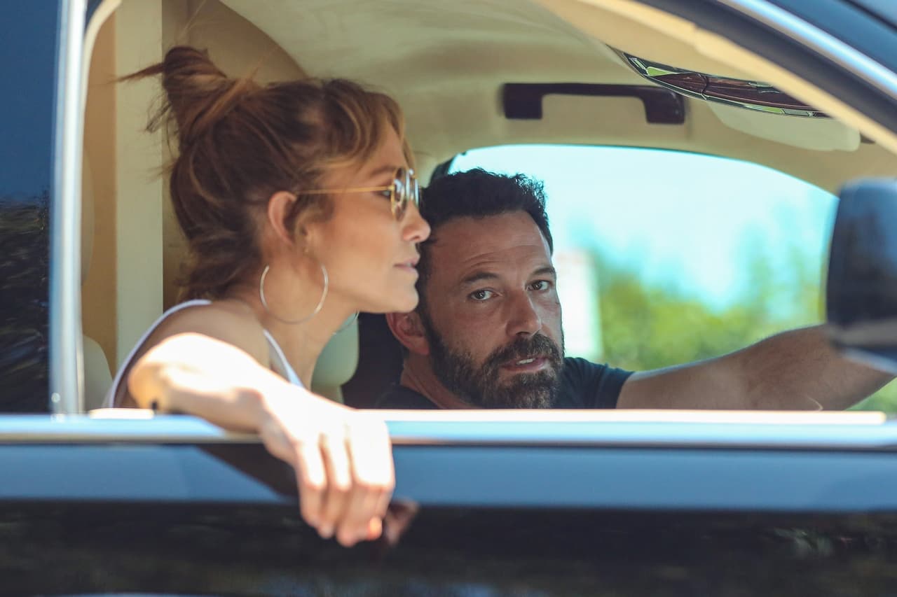 Una fuente más dijo que a la pareja le tiene sin cuidado las críticas que pudieran recibir por dar estos supuestos pasos. 
<br>