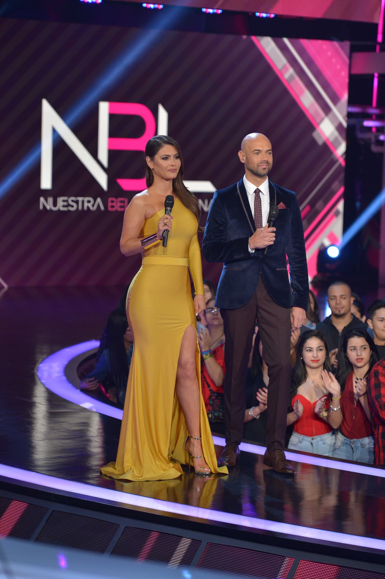 Cada noche, Chiqui nos sorprende con su look. Las trasparencias y los vestidos ajustados resaltan su espectacular figura, así como la elegancia que siempre la ha caracterizado.