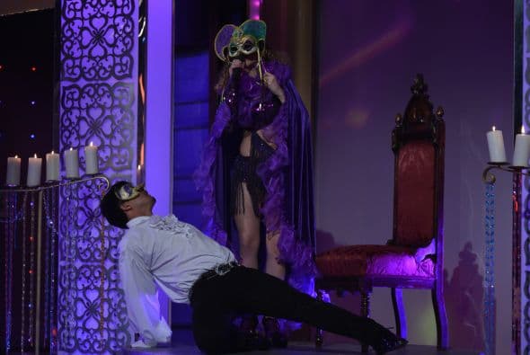 Cun un espectacular antifaz se presentó ante el público sin que se imaginaran el extraordinario acto que les tenía preparado.