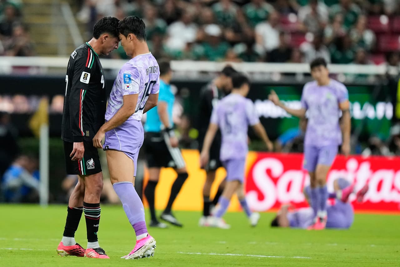El mexicano Edson Álvarez (4) y el surcoreano Oh Hyeon-gyu (18) chocan durante el partido de fútbol del Grupo A de la Copa del Mundo entre México y Corea del Sur en Zapopan, cerca de Guadalajara, México, el jueves 18 de junio de 2026.