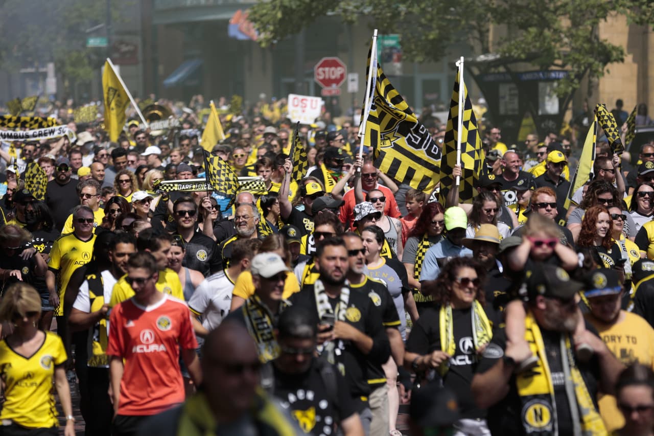 La marcha de aficionados hacia el estadio fue multitudinaria.
<br>