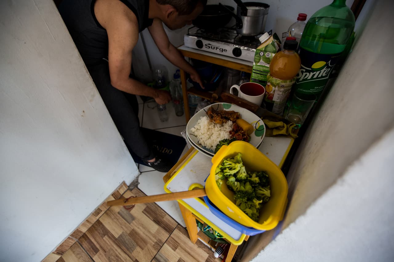 Los pacientes en condición VIH positivo necesitan mantener una dieta rica en nutrientes y balanceada, una razón más por la cual Alfonzo salió de Venezuela. Él prepara todos los días su comida, y compra a diario porque no tiene una nevera donde guardar los alimentos.