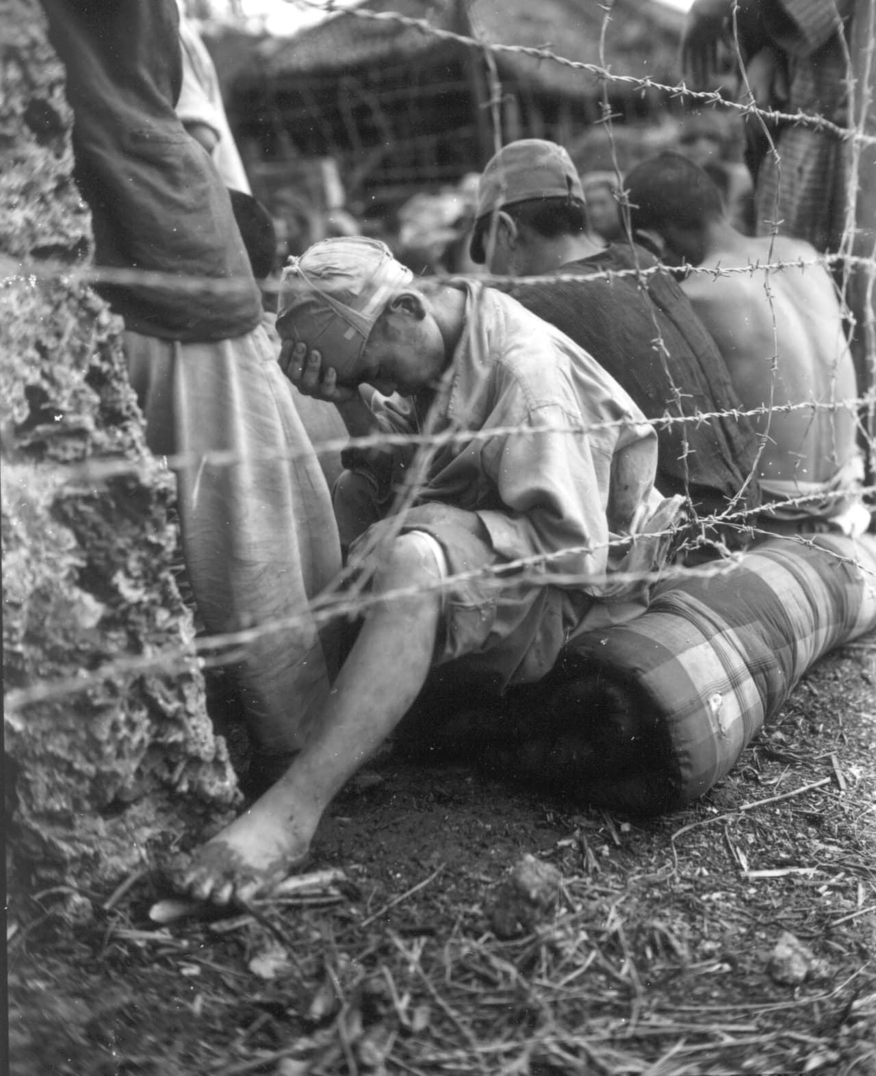 Casi el 40% de los muertos estadounidenses fueron a consecuencia de los ataques suicidas, dijo Skates. El ejército japonés sufrió aún más, con alrededor de 100,000 muertos y alrededor del mismo número de civiles de Okinawa perdieron la vida. En la fotografía un prisionero de guerra japonés capturado en las últimas 24 horas de la batalla de Okinawa.
<br>