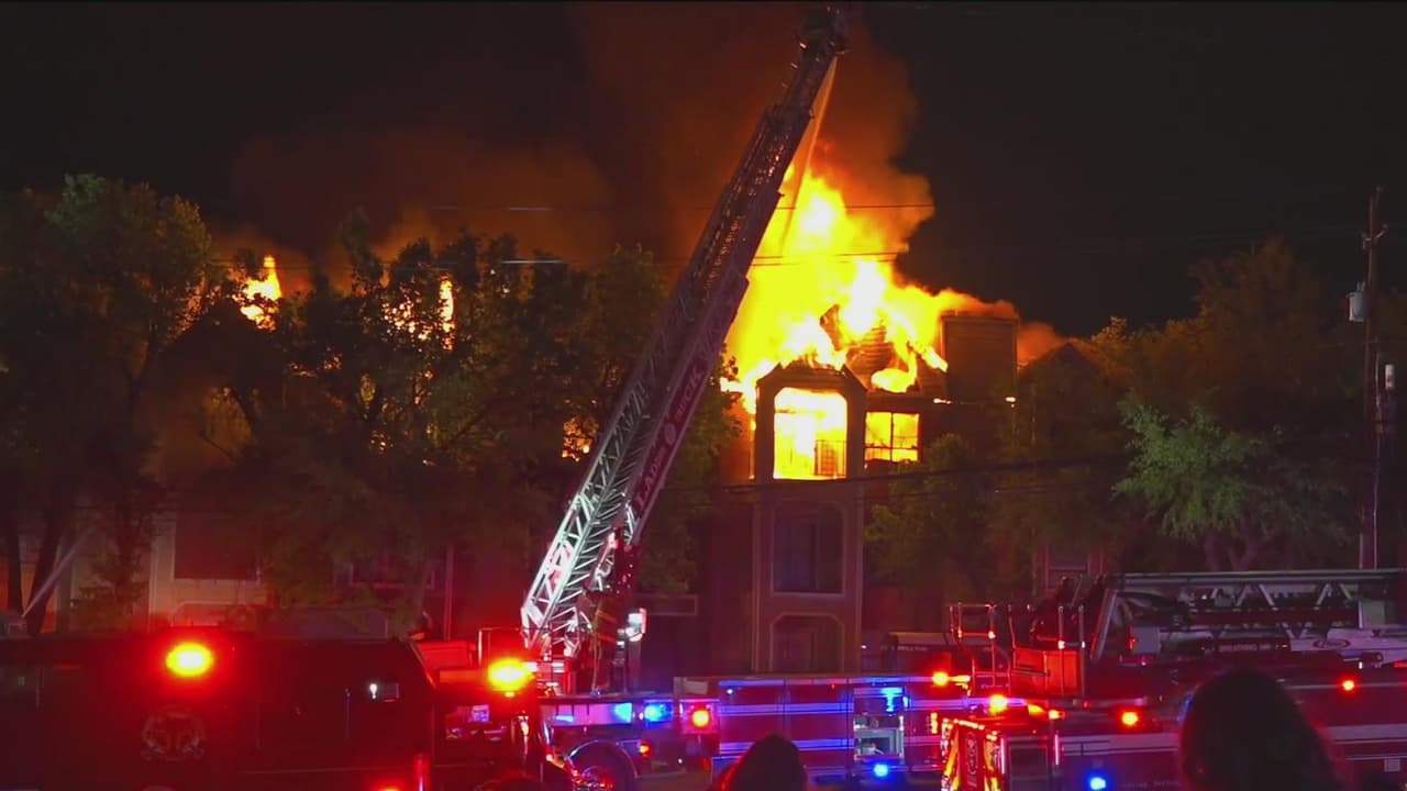 Vecinos de 24 apartamentos lo perdieron todo, tras un fuerte incendio al noreste de Dallas 