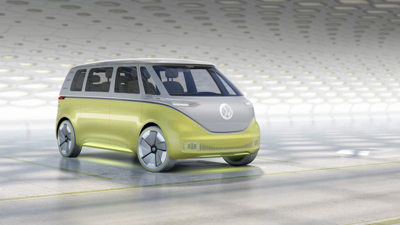 Los faros muestran un diseño ciertamente futurista en la parte baja del frente del la Volkswagen I.D. Buzz Concept, en forma de pequeños puntos. Además, se destaca el emblema luminoso de la “VW” en el corazón.