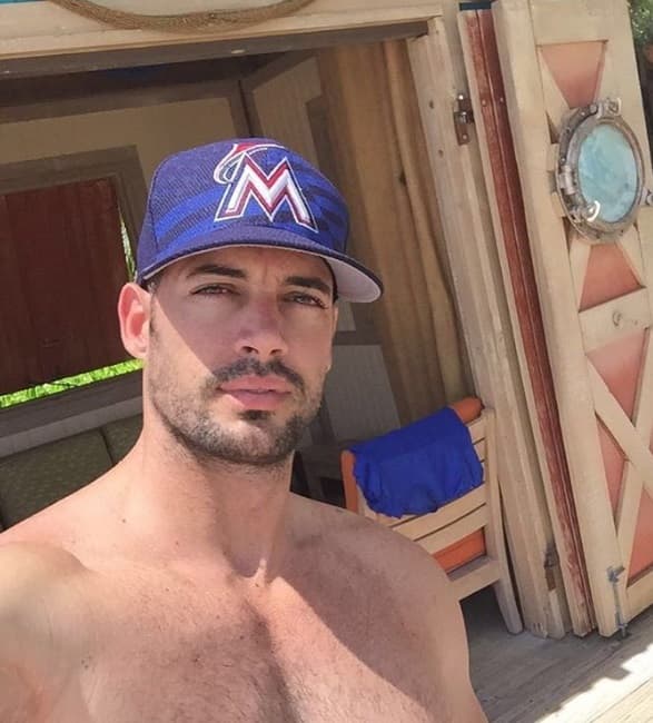 William se relaja así para subir al escenario de esta fiesta y sorprender a sus fanáticos.