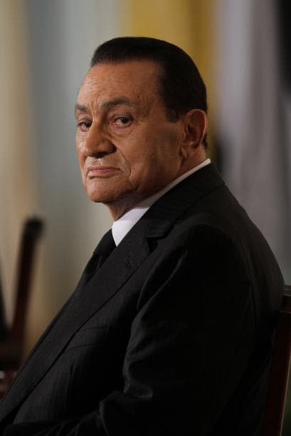 2 de junio. Hosni Mubarak, ex presidente de Egipto durante tres décadas, es condenado a cadena perpetua por complicidad en el asesinato de 850 manifestantes durante la rebelión popular que terminó con su derrocamiento. Mubarack es el primer ex gobernante depuesto por la llamada Primavera Árabe en ser juzgado y condenado.