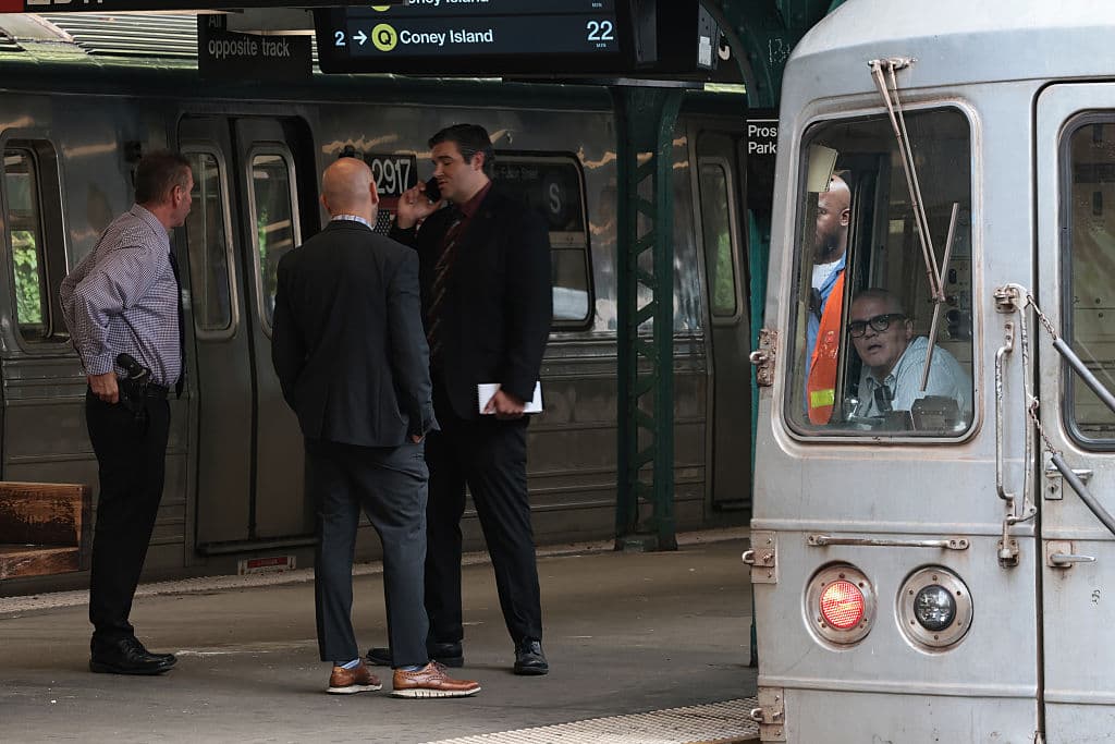 Los trenes B en dirección sur operaron en la línea D desde Atlantic Avenue-Barclays Center hasta Coney Island-Stillwell Avenue. Los trenes B hacia Manhattan finalizaron en Prospect Park, donde cambiaron dirección hacia el sur.
