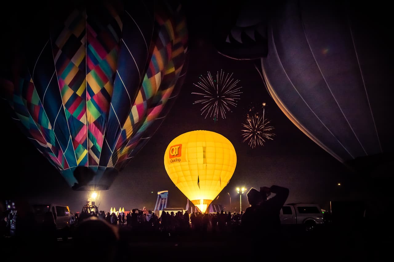 Los precios varían según el día y la edad del asistente; haz
<a href="https://www.eventsprout.com/event/11th-annual-arizona-balloon-classic?t=98260" target="_blank">clic aquí</a> para ver los precios. Sin embargo, tenga en cuenta esto: el estacionamiento general cuesta $5,
<b>niños menores de 12 años entran gratis, militares y veteranos</b> también entran gratis al festival.