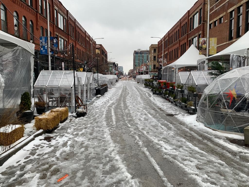 Ningún negocio funcionaría sin el esfuerzo de los trabajadoores latinos. Don Basilio, empleado de mantenimiento, ha sido el responsable de limpiar la nieve desde bien temprano.