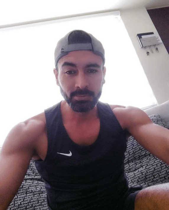 El actor de La Bella y Las Bestias contrajo el parásito por 
<a href="https://mx.hola.com/actualidad/20191230157231/sebastian-ferrat-muere/" target="_blank">comer carne de cerdo en mal estado</a>, de acuerdo con lo reportes de la revista Hola! México.