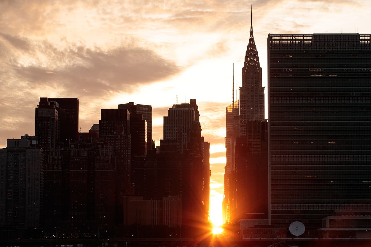 NEW YORK, NY - JULY 11: Una vista de 'Manhattanhenge' desde Hunters Point South Park en Queens