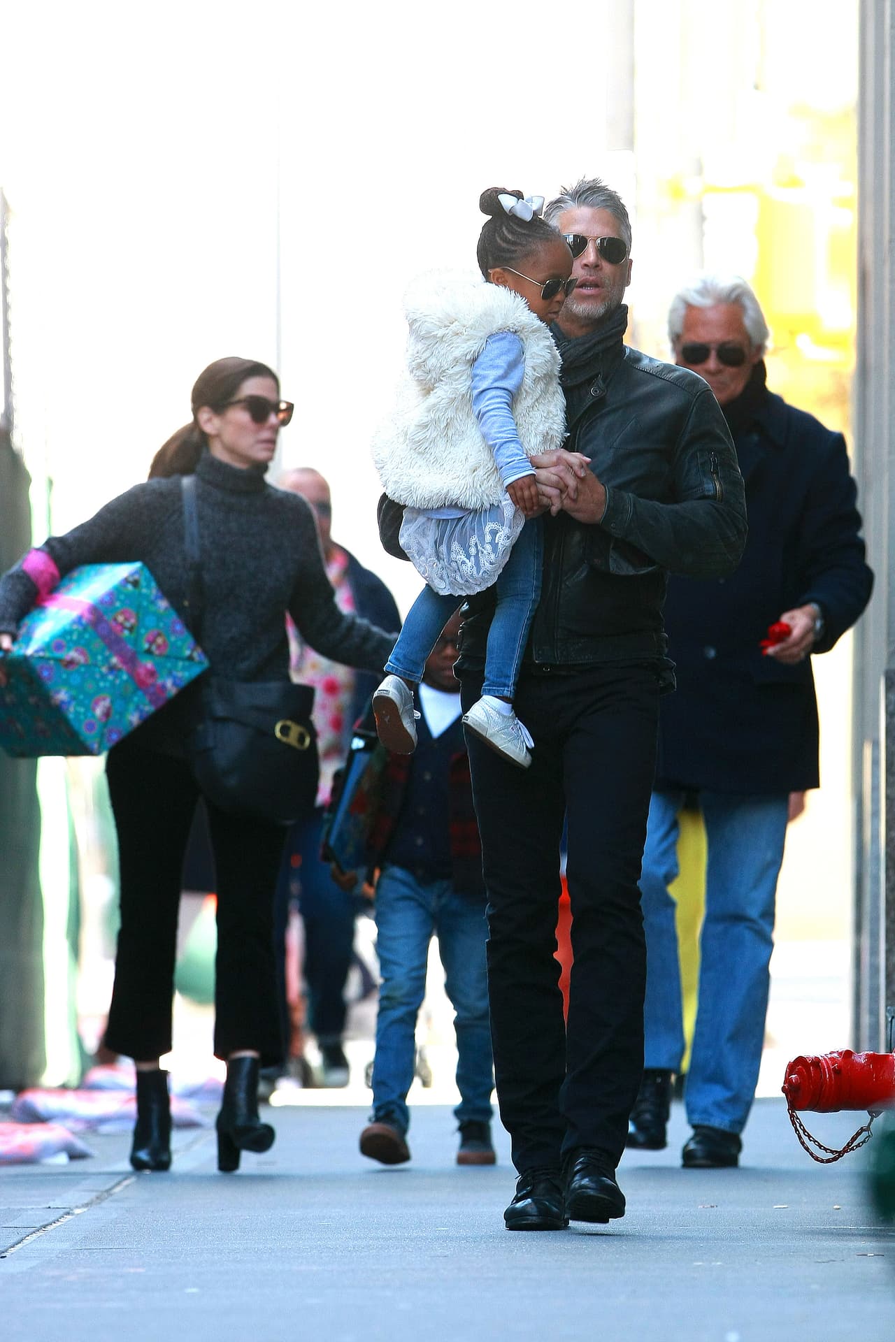 Después pidió que el novio de Sandra, Bryan Randall, la cargara.