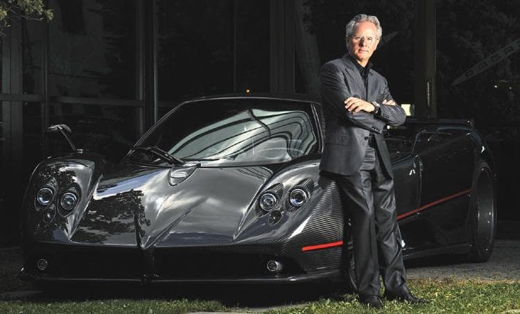 <h3 class="cms-H3-H3"><b>Horacio Pagani</b></h3>
<br>
<br>
<b>País de origen:</b> Argentina
<br>
<b>Empresa:</b> Pagani
<br>
<br>Considerado por muchos como el ‘Enzo Ferrari de hoy’, Horacio Pagani ha logrado consagrarse como uno de los mejores diseñadores automotrices de la historia y uno de los hispanos más influyentes de la industria del automóvil. El argentino es fundador y propietario de Pagani Automobili S.p.A, firma con la que ha creado varios de los superdeportivos más exclusivos y extremos del mundo, entre ellos el Zonda y el Huayra, incluso denominados por sus clientes como ‘objetos de arte’. 
<br>
<br>Pagani empezó su carrera en la industria de los carros con tan solo 20 años tras haber abandonado los estudios universitarios. Su talento inicialmente quedó plasmado en el automóvil para la Fórmula 2 Renault en Argentina. Posteriormente, llegó a trabajar con Lamborghini donde colaboró en el rediseño del Countach, además del desarrollo del prototipo P140 y el Diablo. Pagani es sinónimo de sacrificio, esfuerzo y éxito. 
<br>