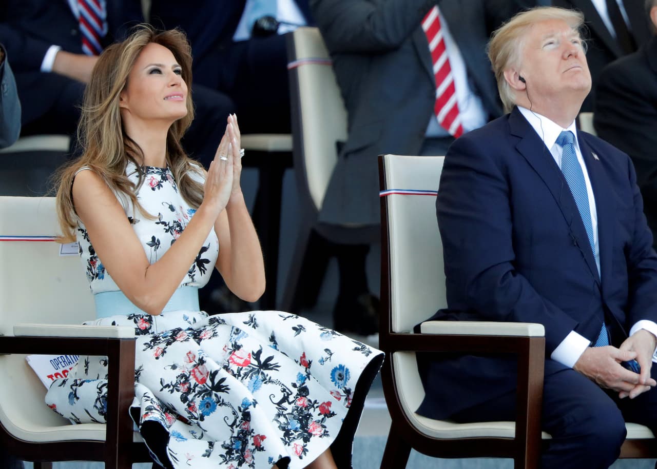 Melania Trump y el presidente estadounidense observan el paso de los aviones caza que cruzan el cielo parisino