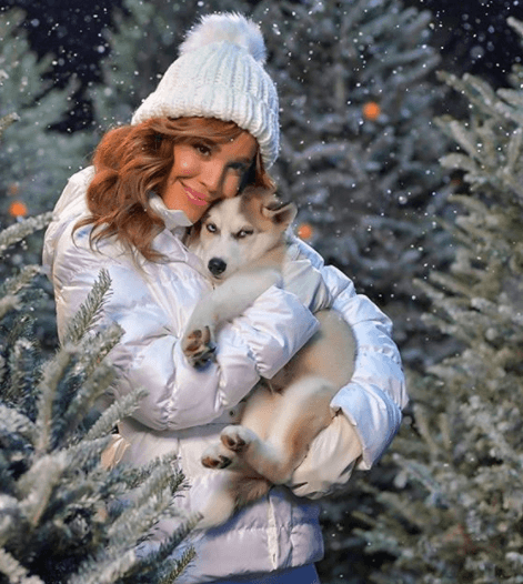 Karla Martínez disfruta repartiendo amor a su paso.