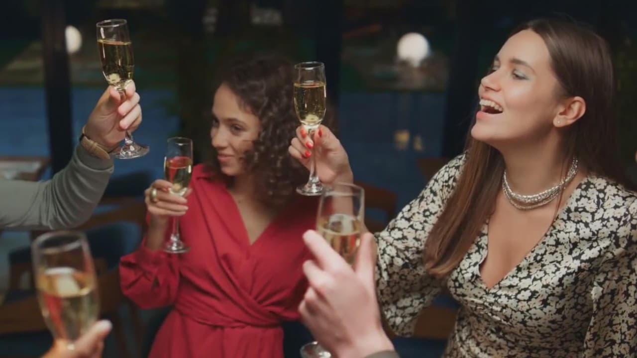 ¿Harás una fiesta de fin de año? Tener pocos invitados y poner límites ayudará a evitar casos de coronavirus