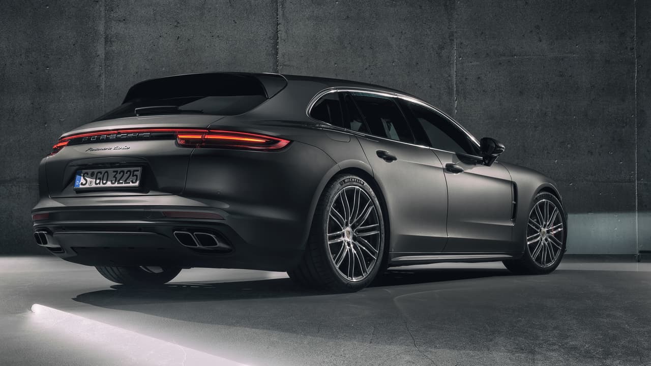 La Porsche Panamera Sport Turismo 2018 es básicamente una
<b> versión 'techo largo' de la segunda generación del Porsche Panamera</b> que debuta en 2017 y continua el éxito del primer sedán de la legendaria marca de autos deportivos alemanes.