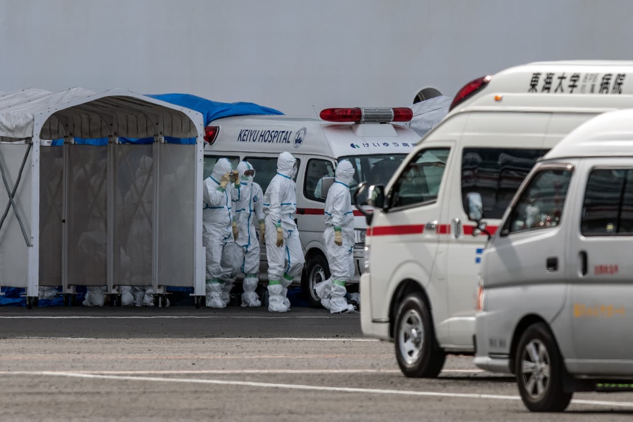 La operación de evacuación de algunos de los pasajeros del crucero se realizó en medio de fuertes medidas sanitarias: el personal utilizó trajes de protección, mascarillas y cascos. Los pasajeros que desembarcaron lo hicieron por una pasarela cubierta con una lona blanca.