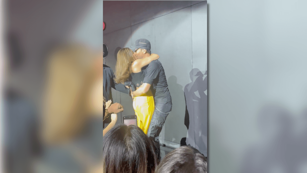 <h3 class="cms-H3-H3">Enrique Iglesias</h3>
<br>
<br>Una fan le robó un apasionado beso a 
<a href="https://www.univision.com/famosos/icons/por-que-enrique-iglesias-jamas-va-a-casarse-con-anna-kournikova-video" target="_blank">Enrique Iglesias</a>, en Las Vegas, cuando se presentaba en un concierto para cerca de 5 mil personas. El cantante español no fue indiferente al beso de la fan, quien inicialmente quiso tomarse una selfie, pero terminó besándolo en la boca.