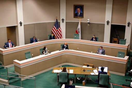 Los líderes legislativos locales esperan que la crisis económica habrá pasado en ese período y que el presupuesto operativo anual normal del estado de más de $ 200 mil millones podría absorber fácilmente las pérdidas.