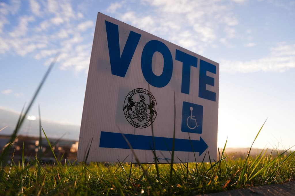 Pensilvania tiene 
<a href="https://www.univision.com/destino-vota-conmigo/esto-es-lo-que-debes-saber-para-votar-en-pensilvania"><b>19 votos electorales en juego</b></a> 
<b>y es el quinto estado con más electores en el colegio electoral</b>, por lo que en unas elecciones tan reñidas como las que se anticipan en esta contienda presidencial, Pensilvania será crucial para decidir quién ocupará la Casa Blanca.