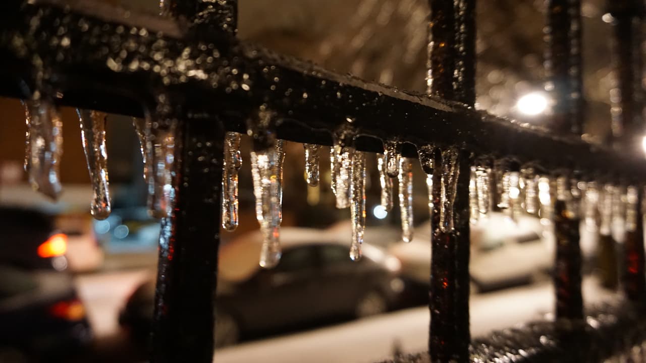 En puertas, rejas y ventanas, el hielo dejó también estructuras pequeñas de hielo.