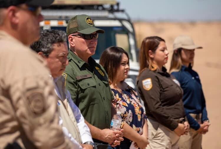 El Jefe de la Patrulla Fronteriza en Yuma, Chris Clem, junto al cónsul de México, José Antonio Larios Ponce, el cónsul guatemalteco Carlos Enrique De León y Karen Zamorano, supervisora de C5i, que es el Centro de Operaciones y Despacho de Emergencia de Comando y Control de México; hablaron sobre los peligros de cruzar ilegalmente la frontera y enfatizaron que no vale la pena correr el riesgo.