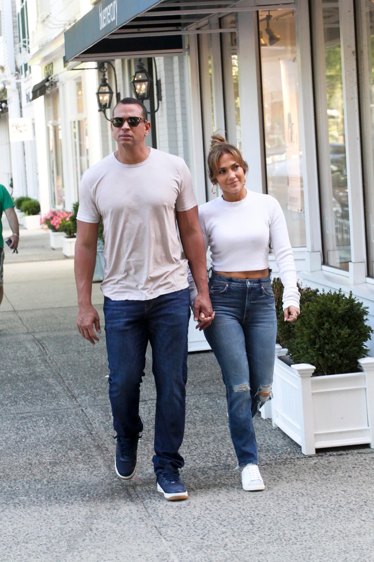 ¿Recuerdan que en París se cambiaban de ropa para cada salida? Este fin de semana, Jennifer López se quedó igualita y Alex Rodríguez pareció perder la sonrisa.